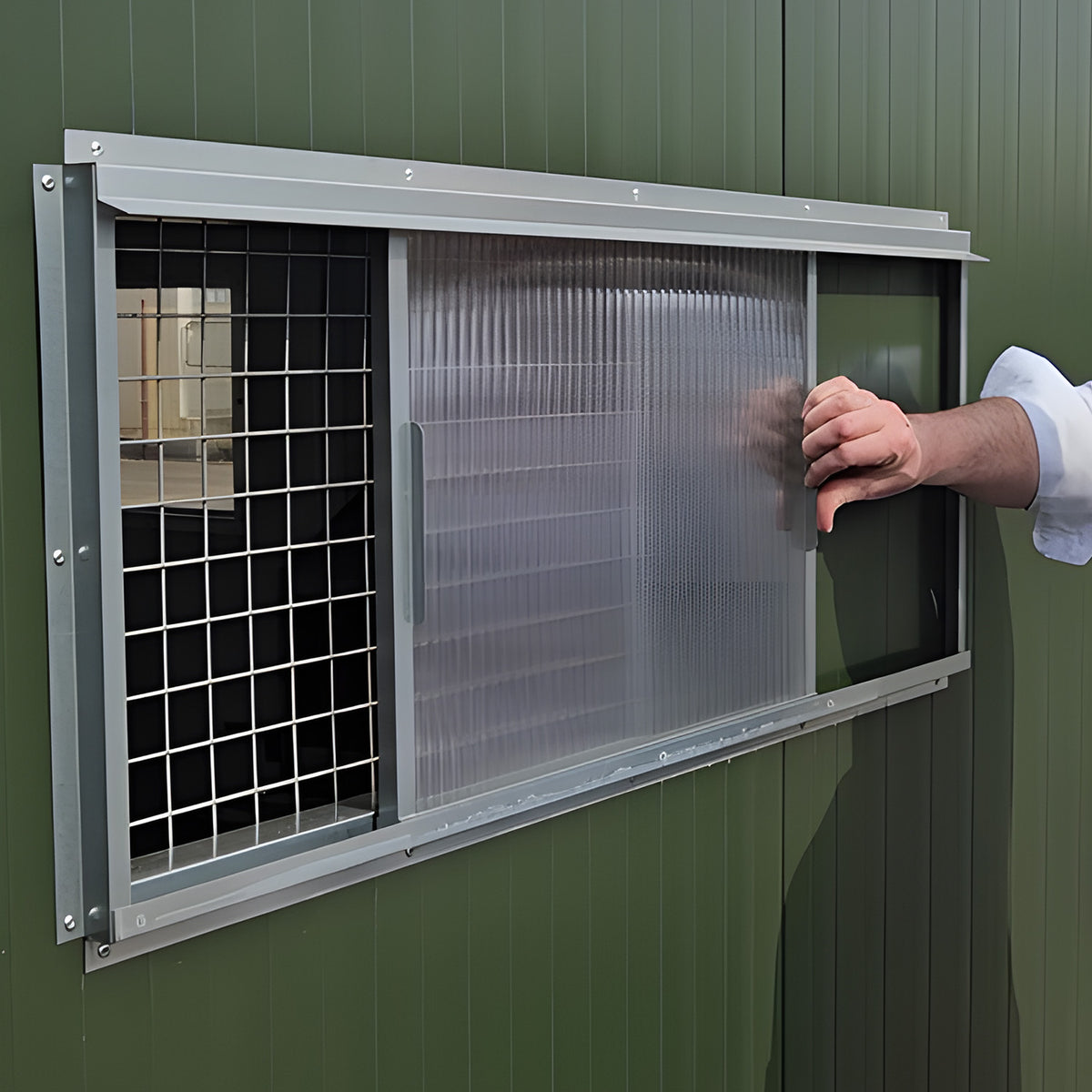 Schiebefenster mit Schutzgitter am Hühnermobil