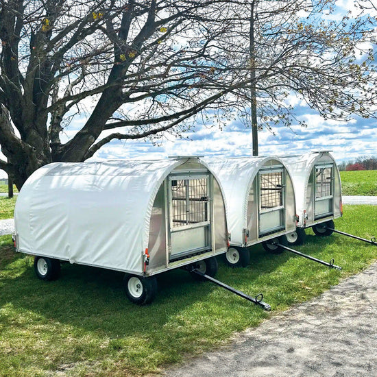 CHICKENTRAKTOR PIONIER - Mobiler Hühnerstall aus Aluminium ca. 1,5 x 2,4 m, mit Solartür, Skylight & Winterverkleidung, ca. 30 Hühner