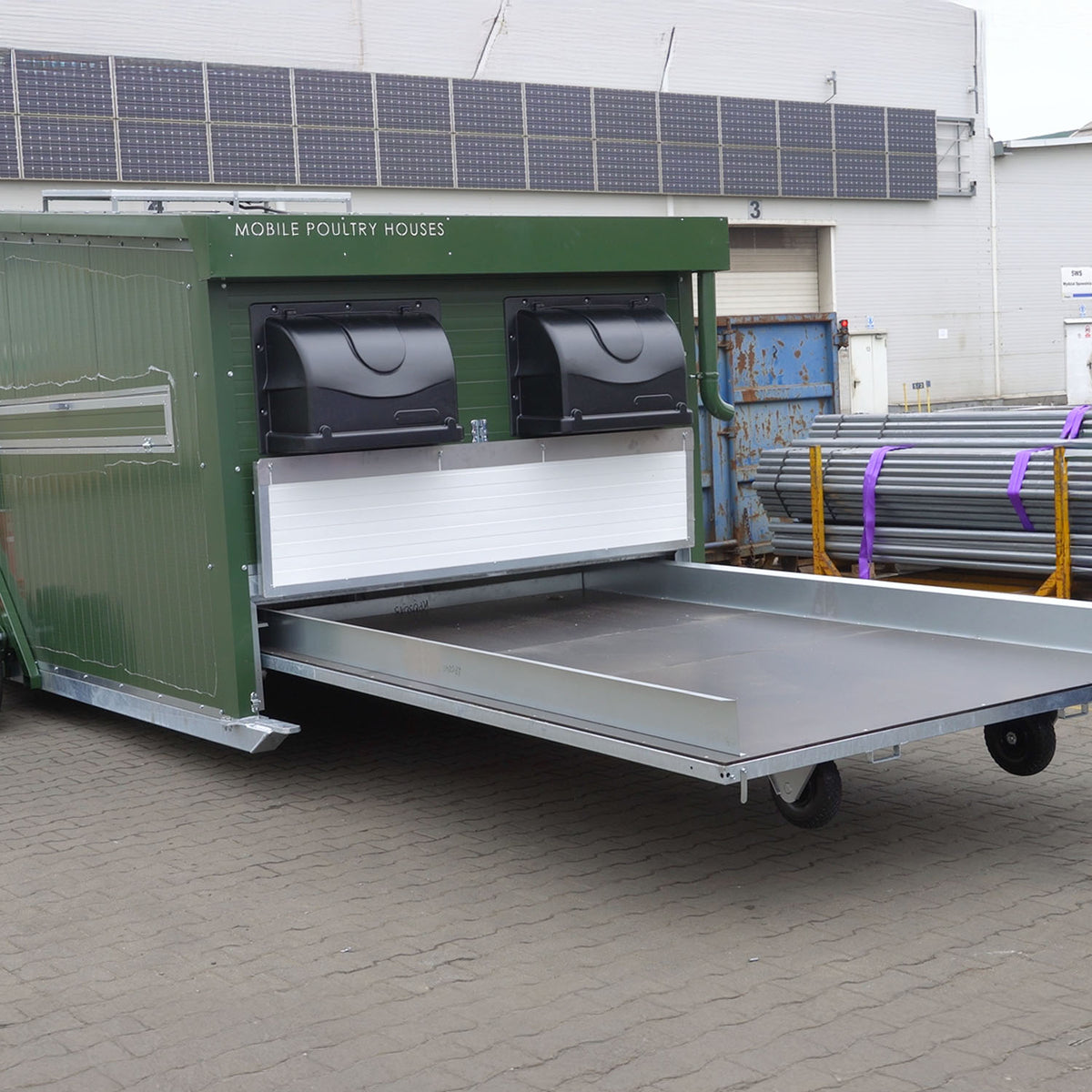 Ausgefahrene Kotschublade am Hühnermobil